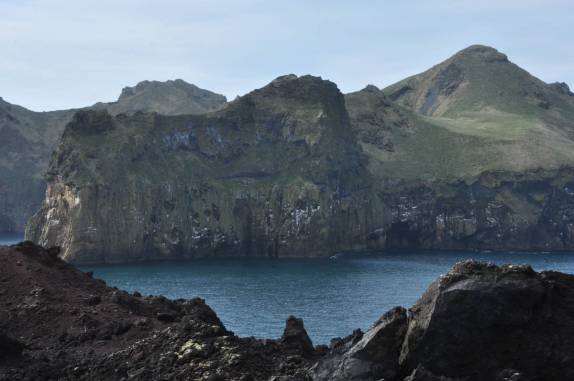Escarpas rochosas e íngrimes da ilha de Heimaey, no sul da Islândia